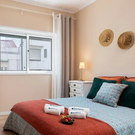 Host Wise - Spacious Vintage Flat - Small Balcony *