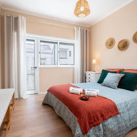 Host Wise - Spacious Vintage Flat - Small Balcony Apartment *