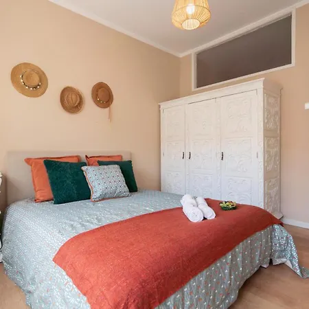 Host Wise - Spacious Vintage Flat - Small Balcony Porto