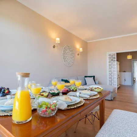 Host Wise - Spacious Vintage Flat - Small Balcony *