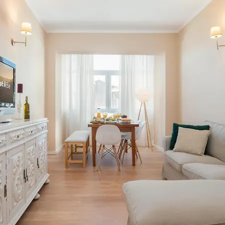 Apartment Host Wise - Spacious Vintage Flat - Small Balcony