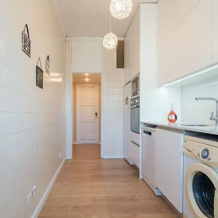Host Wise - Spacious Vintage Flat - Small Balcony Apartment *