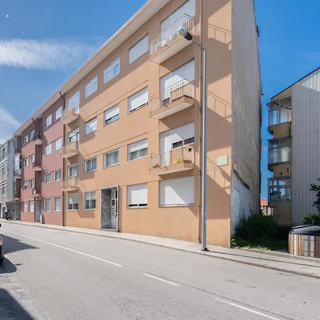 Host Wise - Spacious Vintage Flat - Small Balcony Apartment