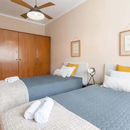 Apartment Host Wise - Spacious Vintage Flat - Small Balcony *