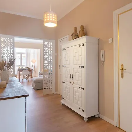 Host Wise - Spacious Vintage Flat - Small Balcony Apartment *