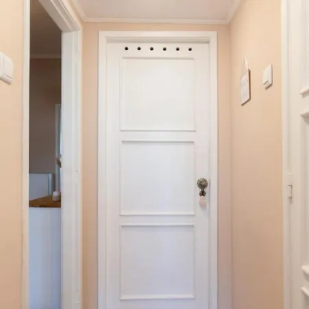 Apartment Host Wise - Spacious Vintage Flat - Small Balcony *
